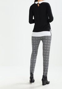 Dorothy Perkins Stickad tröja - black