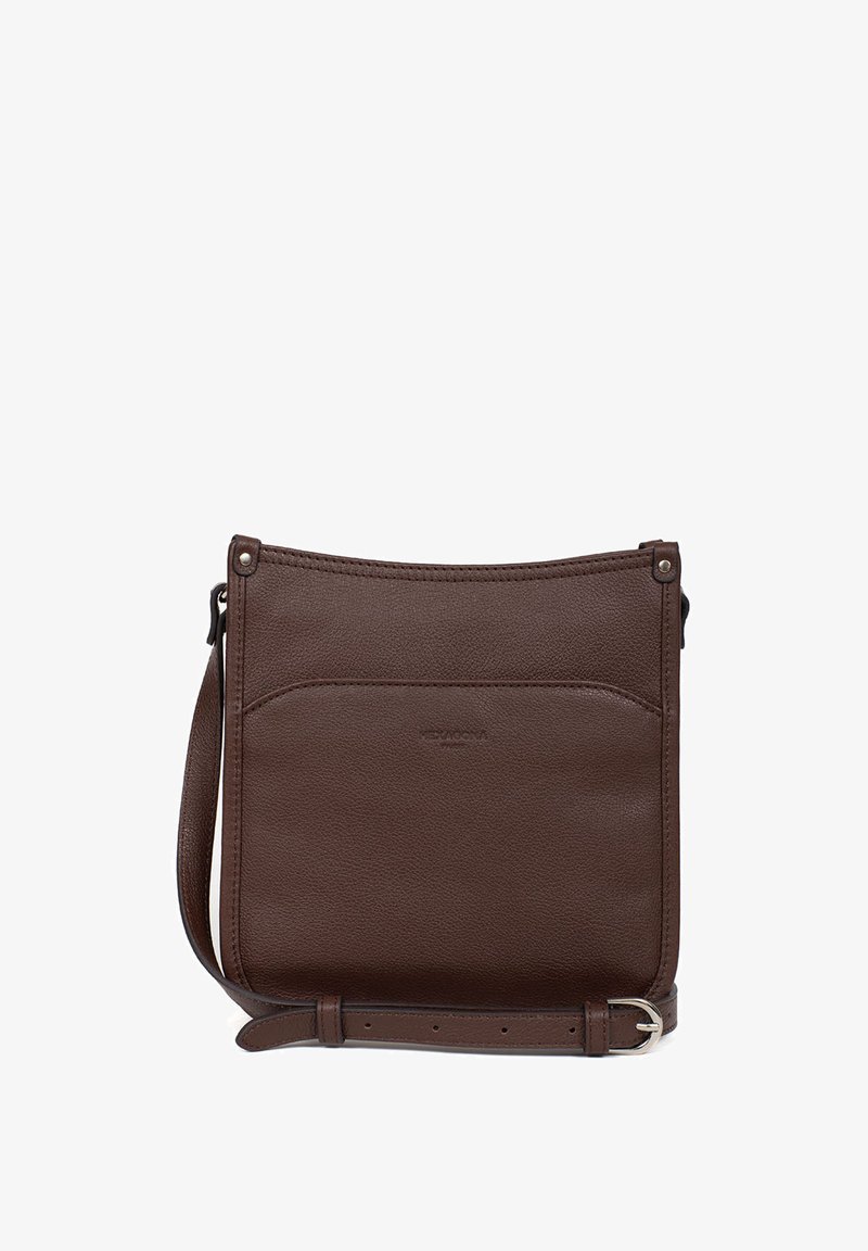 Borsa a tracolla in pelle marrone con una texture liscia, forma quadrata, tracolla regolabile e una tasca anteriore a fessura. Branding minimo visibile.