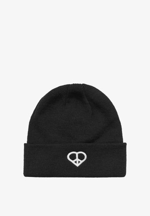 Juodas megztas žieminis kepurė su sulenkta kraštine. Priekyje yra baltai išsiuvinėtas širdies ir taikos simbolis. Sklandus paviršius, paprastas dizainas.