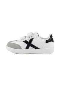 Sneaker bianca con accenti grigi e neri, pelle texturizzata, cinghie in velcro, punta arrotondata e suola in gomma testurizzata.