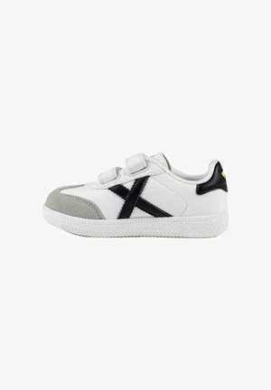 Sneaker bianca con accenti grigi e neri, pelle texturizzata, cinghie in velcro, punta arrotondata e suola in gomma testurizzata.
