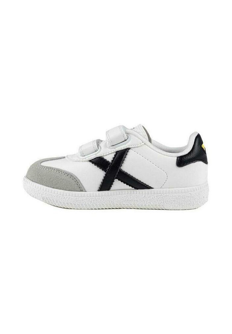 Sneaker bianca con accenti grigi e neri, pelle texturizzata, cinghie in velcro, punta arrotondata e suola in gomma testurizzata.