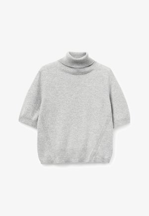 Jasnoszary sweter typu golf z krótkim rękawem, dzianinowy, z prążkowanym kołnierzem, mankietami i dołem, ułożony na płasko na białym tle.