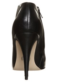 Czarne skórzane botki na wysokim obcasie z wąskim noskiem i smukłym obcasem. Posiadają zamek błyskawiczny z tyłu oraz gładką, błyszczącą teksturę.