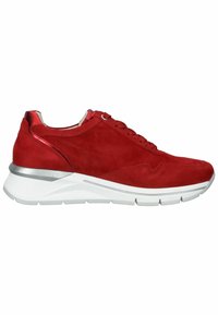 Zapatillas rojas de ante con acentos brillantes rojos, suela de goma blanca y cierre con cordones. Presentan un diseño moderno y una parte superior texturizada.