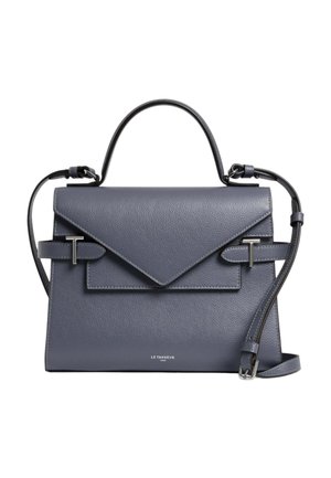 Dunkelgraue Lederhandtasche mit strukturiertem oberen Griff, verstellbarem Schulterriemen, Umschlagsklappe und silbernen Schnallendetails.