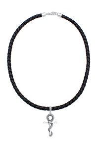 Sort flettet læderhalssmykke med en sølvankh-pendant med en tekstureret design og polerede accenter. Justerbar lukning.
