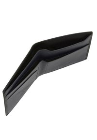 Cartera de cuero negro con múltiples ranuras para tarjetas y una textura suave. Presenta un diseño bifold clásico y detalles de costura sutiles.
