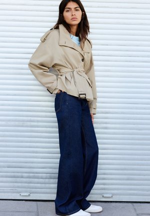 PULL&BEAR, SHORT WITH BELT - TRENCH COAT - Veste légère - white