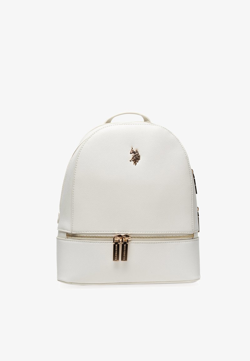 Sac à dos en simili cuir blanc avec un dessus arrondi, des accents de fermeture éclair dorés et un logo au centre. Texture lisse et design minimaliste.