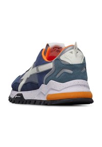 Blå och grå mockaskor med en formad häl, vitprickig mellansula, orange inredning och reflekterande silverdetaljer.