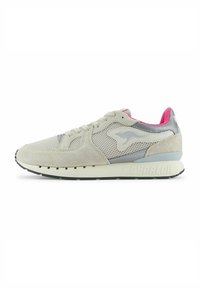 Scarpa sportiva grigia chiara con materiali in rete e suede, dettagli rosa, suola testurizzata e branding sul lato e sul tallone.
