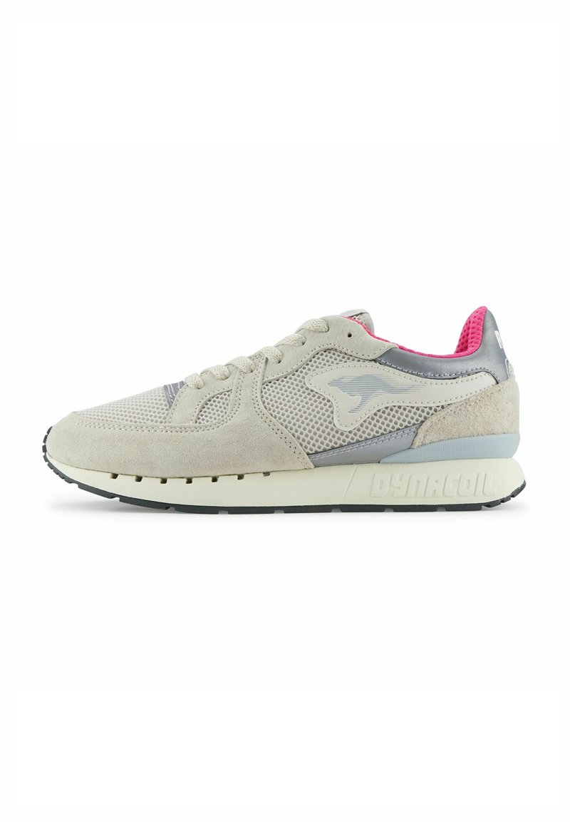 Scarpa sportiva grigia chiara con materiali in rete e suede, dettagli rosa, suola testurizzata e branding sul lato e sul tallone.