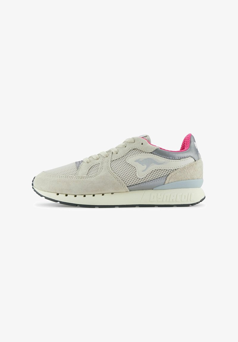 Lichtgrijze sportschoen van mesh en suede materialen, met roze accenten, een textuurzool en merkbranding aan de zijkant en op de hak.