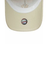 Baseballcap mit beigem Oberteil und weißem Schild. Auf der Unterseite des Schirms befindet sich ein runder MLB-Aufkleber. Mit beiger Stickerei.