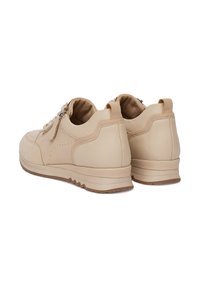 Beesid nahkkingad siledast tekstuurist, nööbid ees ja tagumine tõmblukk. Omab madalat kontsa ja tekstuuriga kummist talda parema haarduvuse tagamiseks.