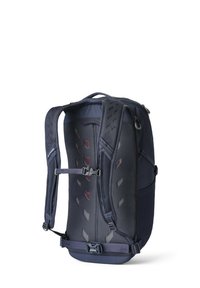 Marineblauer Rucksack mit gepolstertem, belüftetem Rückenpanel, verstellbaren Schultergurten, Brust- und Taillenschnallen sowie Reißverschlusstasche an der Seite.