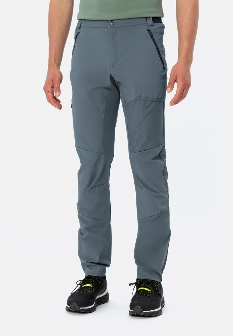 Pantalons softshell gris à coupe slim, avec poches zippées et panneaux texturés. Ils disposent d'une taille confortable et de jambes fuselées pour une plus grande mobilité.