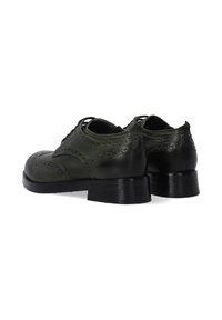 Donker groene leren schoenen met brogue-details, zwarte hak en vetersluiting, met een gladde textuur en een gestructureerd ontwerp.