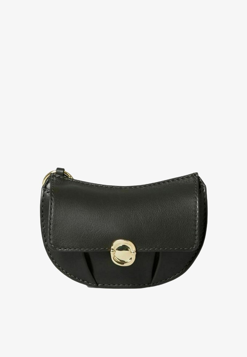 Bolso de cuero negro con un diseño curvado, cierre de herrajes dorados y detalles de costura. Tamaño compacto, adecuado para elementos esenciales pequeños.