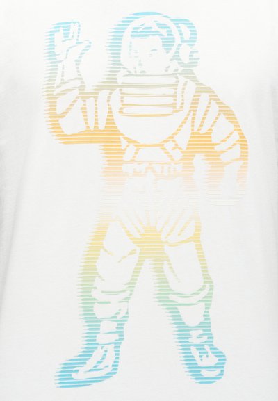 Αστροναύτης με διαστημική στολή και κράνος, που χαιρετά με το χέρι, απεικονισμένος με οριζόντιες ρίγες σε διαβάθμιση μπλε, κίτρινου και πράσινου σε λευκό φόντο.