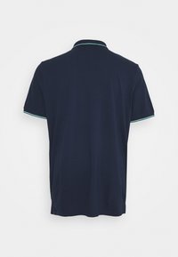 Marineblå polo t-shirt med korte ærmer, en krave og kontrasterende lyseblå kant langs kraven og ærmeenderne.