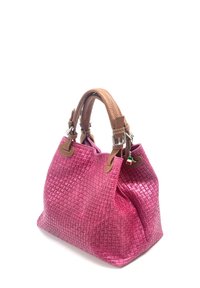 Sac bandoulière tissé rose avec une finition texturée, anses en cuir marron et un petit charme décoratif. Présente un design spacieux et décontracté.