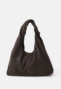 Sac hobo marron foncé fabriqué en matériau texturé et doux, avec une anse torsadée et une grande ouverture, présentant un design décontracté et des côtés sans coutures.