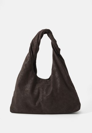 Mörkbrun hobo-väska av texturerat, mjukt material med en vriden rem och stor öppning, med en avslappnad design och sömlösa sidor.