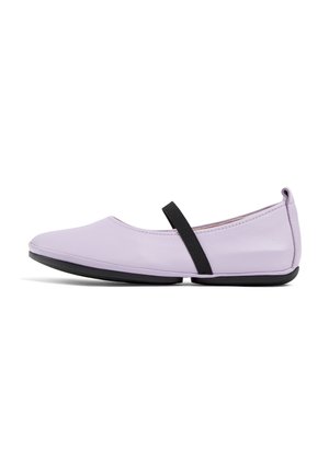 Zapato plano lila con puntera redondeada, banda elástica negra en la parte media del pie y suela de goma negra, mostrado de lado sobre fondo blanco.