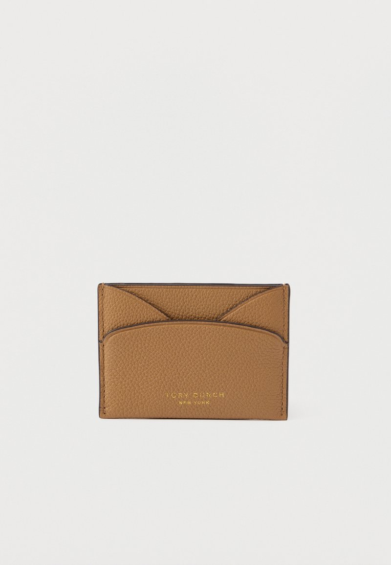 Smeđa kožna novčanica za kartice s teksturiranim završetkom, s dva prednja džepa i utisnutim logotipom. Kompaktni pravokutni dizajn.