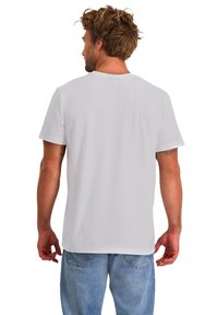 Witte T-shirt met korte mouwen en een ronde hals, gemaakt van gladde stof, met een casual pasvorm en zonder zichtbare patronen of accenten.