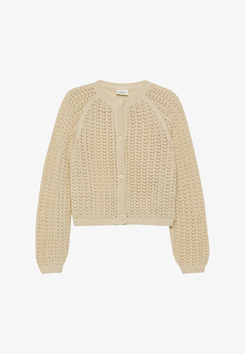 Cardigan beige en tricot avec manches longues, fermeture à boutons, bords côtelés, et un délicat motif ajouré sur toute la surface.