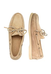 Zapatos de mocasín en ante beige con puntera redondeada, cordones en la parte frontal y suela de goma. Presentan detalles de costura y ojales laterales para los cordones.