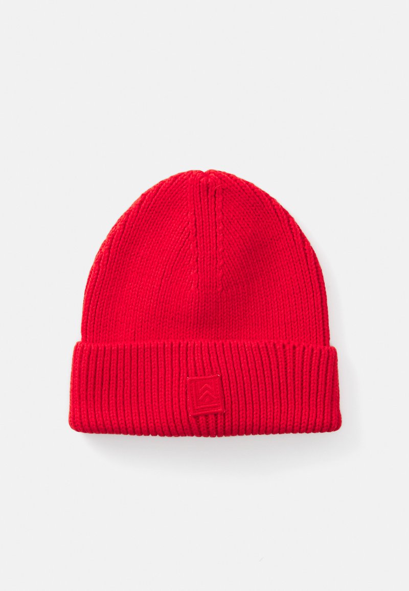 Rode gebreide beanie met een omgeslagen ribgebreide rand en een klein merklabel aan de voorkant. Gemaakt van zacht, gestructureerd materiaal.