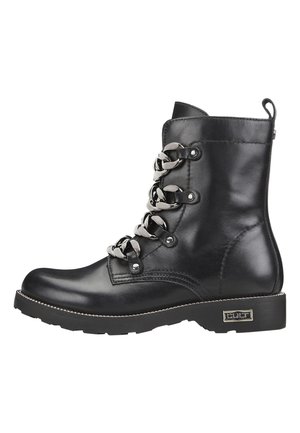 Stivale nero in pelle con punta rotonda, accenti in catena metallica sui lacci, suola robusta e un tirante sul retro per facilitarne l'indossamento.