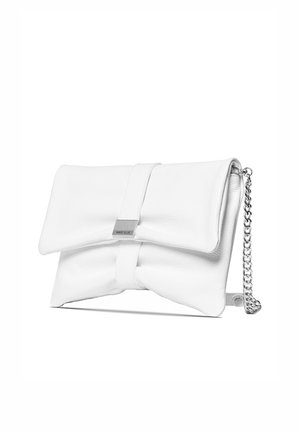 Pochette blanche en cuir avec rabat, bandoulière chaîne argentée et fermeture métallique rectangulaire embossée du nom de la marque.