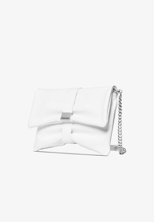 Pochette blanche en cuir avec rabat, bandoulière chaîne argentée et fermeture métallique rectangulaire embossée du nom de la marque.