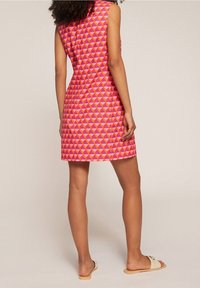 Ärmelloses pinkes Kleid mit geometrischen Mustern in Schattierungen von Orange und Lila, mit einer taillierten Silhouette und einer feinen Textur.