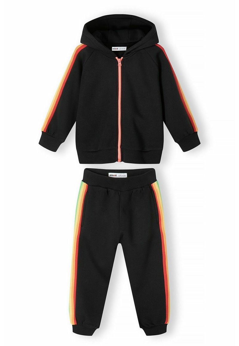 Svart huvtröja med dragkedja fram, accentuerad med röda, orange och gula ränder på ärmarna; matchande svarta byxor med färgade sidostripes.