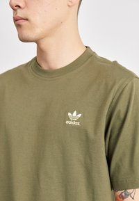 adidas Originals TREFOIL ESSENTIALS - Triko s potiskem - olive strata