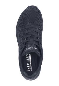 Zwarte Skechers sneaker met een bovenkant van mesh, ronde neus en vetersluiting. Bevat een gevoerde binnenzool met het label "Air-Cooled Memory Foam."