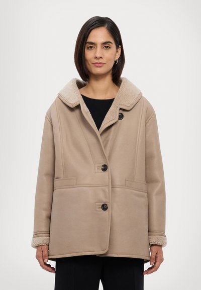 Beige uldblandingsfrakke med en fuzzy krave, frontknapper, to lommer og ribbede mansjetter. Glat tekstur, afslappet pasform.