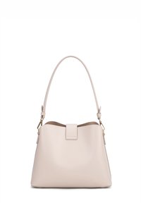 Borsa a tracolla in pelle beige con una texture liscia, forma curvata e una sola tracolla. Presenta una chiusura magnetica con un piccolo dettaglio.