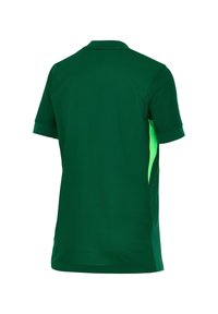 Maglietta sportiva verde a maniche corte con finitura texturizzata, featuring un accento verde brillante a contrasto sui fianchi e un colletto classico.