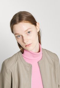 b.young BYACOM - Casaco de pele sintética - vintage khaki