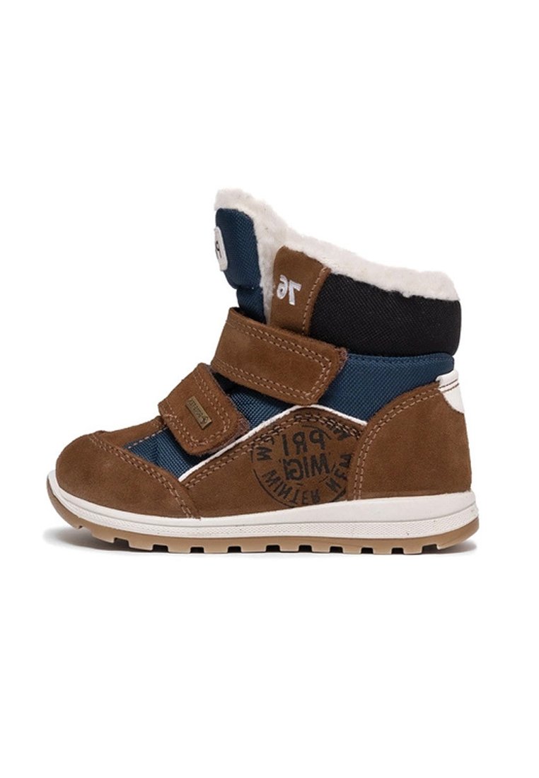Dziecięce brązowe i niebieskie zimowe buty z białym futrem w środku, dwoma paskami na rzep oraz gumową podeszwą z bieżnikiem zapewniającym przyczepność.