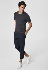 Selected Homme SHDTHEPERFECT - Camiseta básica - anthracite