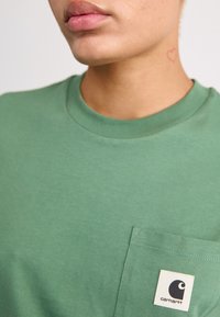Carhartt WIP POCKET - Camiseta básica - duck green