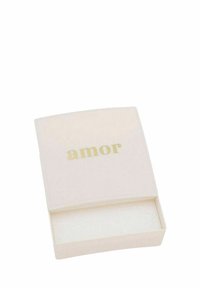 Scatola di gioielli bianca quadrata con testo dorato "amor" sul coperchio, parzialmente aperta, che mostra l'interno bianco semplice.